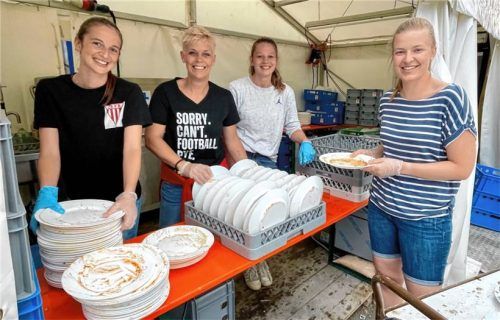 Das Mädels-Quartett der SVB-Fußballerinnen hat sichtlich gute Laune bei der Aktion „SVB Football Greenwashing“.