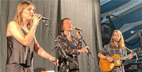 Das Musiker-Trio Maria Kröll, Irmi Haager und Tom Zimmer (von links) lebte auf der Festzelt-Bühne die Folk-Rhythmen und sorgte für den gut gesetzten Kontrastpunkt.