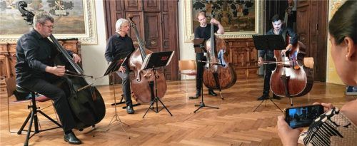 Das sagenhaft meisterliche Kontrabass-Quartett Thomas Hille, Claus Freudenstein, Philipp Stubenrauch und Blai Gumi Roca bei seinem Konzert „Plej bona el“. Foto gärtner