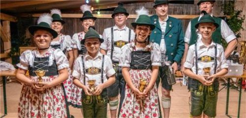 Das sind die Sieger des diesjährigen Vereinspreisplattelns des Oberwössner Trachtenvereins D‘ Rechlberger: Katharina Haßlberger (hinten von links), Magdalena Entfellner, Tobias Bauer, Simon Aberger und Sepp Entfellner sowie (vorne, von links) Anna Melhorn, Nepomuck Haßlberger, Lena Gottschalk und Hannes Loider. Foto  Flug