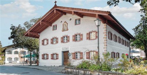 Das traditionsreiche Haus mit über 400-jähriger Geschichte versteht sich heute als kultureller Treffpunkt mitten im Ortskern von Prien. Foto Markt Prien/Ghirardini