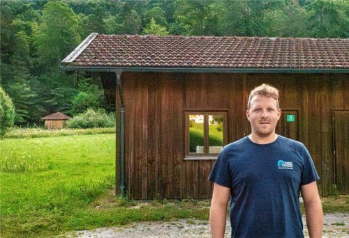 Das Trinkwasser wird über den Tiefbrunnen am Wössner See im Stadl (hinten links) gewonnen. Der vordere Stadl beherbergt das Pumpwerk, das das Wasser hinauf zum Hochbehälter im Übergang zur Hollandau pumpt. Im Vordergrund steht Wassermeister Wolfgang Fladischer. Foto  Flug