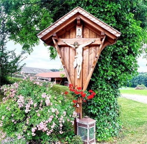 Das Wegkreuz in Trautersdorf war der Ausgangspunkt des Rundgangs. Fotos Hötzelsperger