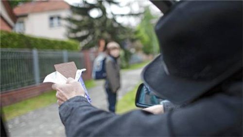 Dass das eigene Kind von einem Fremden durch Süßigkeiten oder Spielzeug ins Auto gelockt werden könnte, ist eine Horrorvorstellung vieler Eltern. Foto Imago/Koehler/photothek.net