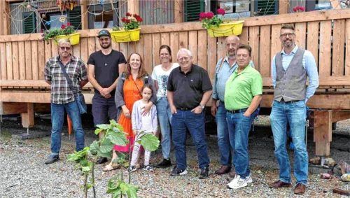 Der Arbeitskreis Kommunalpolitik der SPD Grassau informierte sich über den neuen Waldkindergarten Rottau: (von links) Christian Kohlberger, Max Schlosser (Leiter des Waldkindergartens), Sandra Bachmair mit Tochter, Fraktionssprecherin Marina Gasteiger, die Marktgemeinderäte Franz Heuberger, Olaf Gruß und Richard Schreiner sowie Bürgermeister Stefan Kattari. Foto Grabmüller