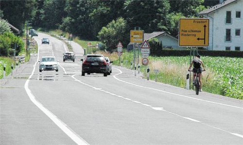 Der asphaltierte Seitenstreifen soll nach Angaben des Landratsamts nicht von Fahrradfahrern benutzt werden. Foto Reisner