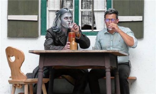 Der Boandlkramer (Thomas Kirmse, links) versucht, den Bauern Sepp Stemmer (Quirin Scheurl) bei einem gepflegten Glaserl Enzian von seinen Ideen zu überzeugen. Foto  Wegscheider