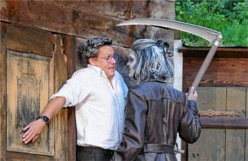 Der Boandlkramer (Thomas Kirmse, rechts) macht dem Bauern Sepp Stemmer klar, dass die Entscheidungen, die er getroffen hat, auf keinen Fall die richtigen waren. Fotos Wegscheider