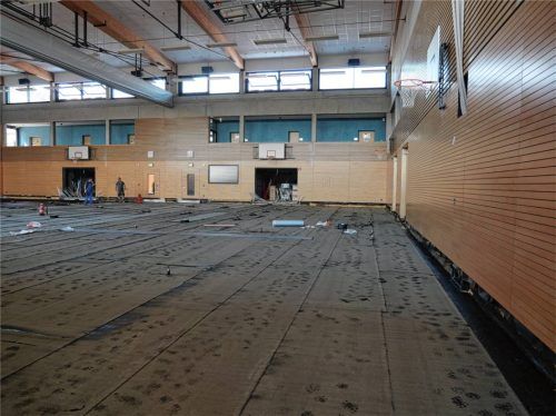 Der Boden der Sporthalle muss vollständig erneuert werden. Foto Merk