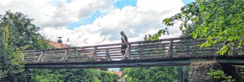 Der Bründl-Steg ist heute vor allem für Spaziergänger eine wichtige Brücke über den Kieferbach und der rechte Steinpfeiler, vermutlich aus der Römerzeit, sorgt noch immer für die Stabilität. Foto Hoffmann