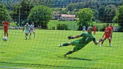 Der dritte Streich: Memmingens Philipp Kirsamer, der an den ersten vier Gäste-Toren beteiligt war, trifft hier per Elfmeter zum 3:0-Zwischenstand.Foto Franz Ruprecht