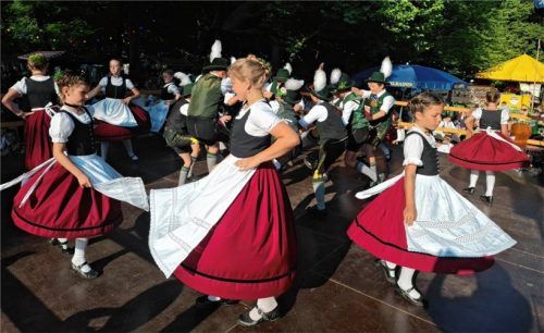 Der „Edelweißer“-Nachwuchs zeigte mit Plattlern und Tänzen sein Können.