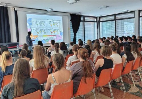 Der ehemalige LTG-Schüler – und heutige Professor – Christian Holler hält für die Elftklässler einen Vortrag zur Energiewende.Foto Kirchner