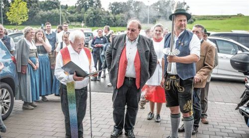 Der ehemalige Schechener Pfarrer Herbert Holzner mit Pfarrer Herbert Aneder und Sportvereins-Vorstand Stephan Dialler bei der Segnung des neuen Vereinsheims.