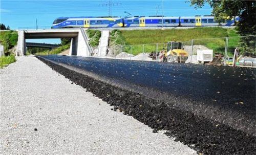 Der eingebaute Asphalt vor der Bahnüberführung am Wernhardsberg. Fotos Staatliches Bauamt Rosenheim/Ziegler