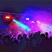 Beachparty lockt zahlreiche Besucher an den See