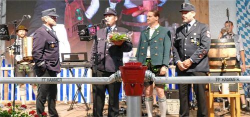 Der Hammerer Feuerwehrvorsitzende Erwin Kurz (von links) durfte das Gemeinschaftsgeschenk der Nachbarvereine von Toni Gehmacher, Vorsitzender des Patenvereins Freiwillige Feuerwehr Vogling, Thomas Geisreiter, Vorstand der Musikkapelle Vogling Siegsdorf und von Johann Mörtl (FFW Siegsdorf) entgegennehmenFoto  Wegscheider