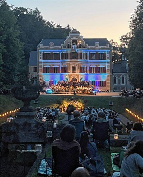 Der herrlich illuminierte von Aretin’sche Schlosspark dient jedes Jahr als Bühne und Arena zugleich. Foto RE