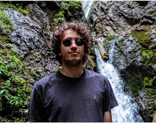 Der junge Brite Wilder Liddle vor dem Wasserfall bei Berg, der sein großes Vorbild Werner Herzog für den Film „Fitzcarraldo“ inspirierte. Foto privat