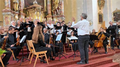 Der Kirchenchor Siegsdorf sang „Du großer Himmel, gib mir Stärke“ von Anton C. Adlgasser. Begleitet wurde er von einem eigens mit Musikern aus der Region zusammengestellten Orchester.Foto Janoschka