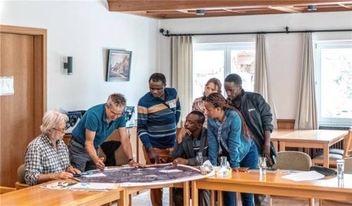 Der Leiter der Arbeitsgemeinschaft Tansania, Erwin Geuder-Jilg, (von links) in der evangelischen Kirche Marquartstein führte die vierköpfige Delegation aus Tansania. Die informierte sich beim Verwaltungsleiter Thomas Müllinger über den Hochwasserschutz in der Gemeinde.Foto  Flug