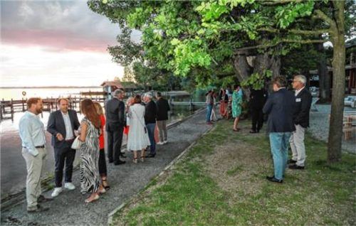 Der malerische Sonnenuntergang am Chiemseeufer beflügelte die Diskussionen.