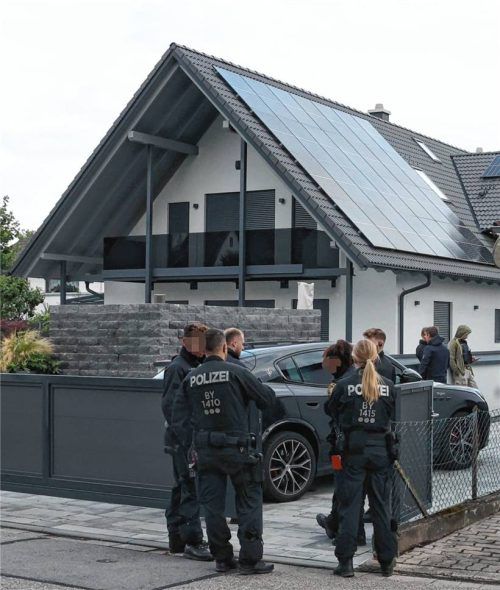 Der Maserati parkt noch vor der Haustür. Am Mittwoch fand in Waldkraiburg eine große Durchsuchungsaktion statt. Zahlreiche Polizeikräfte waren im Einsatz. Foto fib/Eß