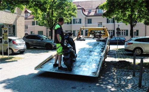 Der Mitarbeiter eines Abschleppdienstes lädt den an der Carl-Jordan-Straße in Kolbermoor entdeckten Motorroller, nachdem er von der Polizei inspiziert worden ist, auf sein Fahrzeug auf. Foto Matthias Riediger