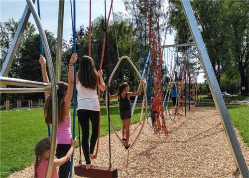 Der Motorikparcours in Burghausen bietet verschiedene Geschicklichkeitsspiele für Kinder und Trainingsgeräte für Erwachsene. Foto Innsalzach Tourismus-Verband