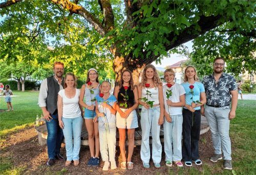 Der neu gewählte Jugendrat gemeinsam mit Eggstätts Bürgermeister Christoph Kraus (links): Anita Kofler (Leitung Jugendlounge Seven, Zweite von links) und Florian Erb (Jugendbeauftragter der Gemeinde Eggstätt, rechts). Foto Gemeinde Eggstätt