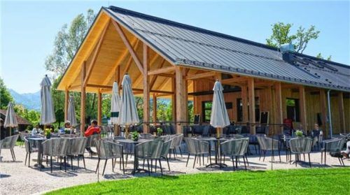 Der neue Kiosk am Strandbad in Felden. Nach dem Schlossbesuch locken hier Abkühlung, Eis und Freibadpommes. Foto Chiemsee- Alpenland Tourismus