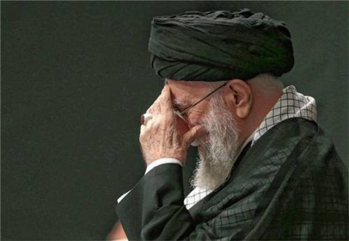 Der Oberste Führer des Irans, Ayatollah Ali Khamenei, nimmt an einer Trauerzeremonie zum Gedenken an den Todestag des Enkels des Propheten Mohammed Hussein, in Teheran teil. Foto dpa