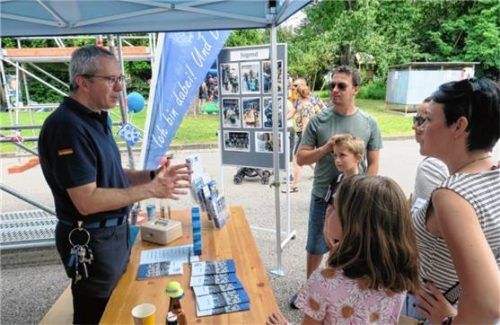 Der Ortsjugendbeauftragte René Weltner erteilte am Info-Stand Auskünfte über die Nachwuchsgruppe. Fotos baumann
