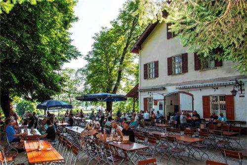 Der Pauliwirt und der Sommerkeller spielen für das Erhartinger Dorfleben eine zentrale Rolle, da sie weit mehr als bloße Gastronomiebetriebe sind. Foto Rudolf Mayer