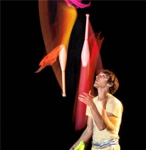 Der Priener Artist Florentin Spötzl (18) mit seiner Keulen- und Licht-Show. Foto Florentin Spötzl
