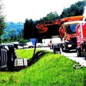 Lkw mit 25 Tonnen Salz landet im Graben