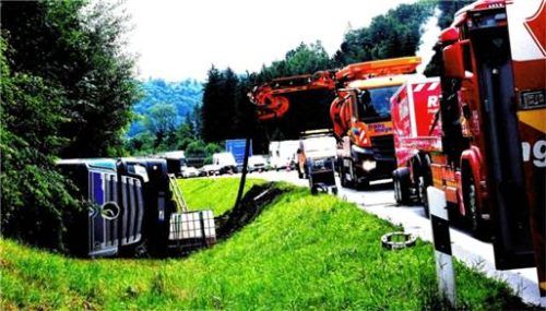 Der Sattelzug liegt im Straßengraben. Foto Reisner
