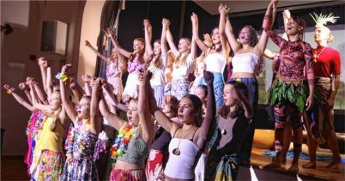 Der Schulchor zeigte gekonnte Choreografien. Foto  Mädchenrealschule Sparz