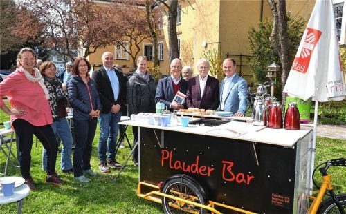 Der Sozialdienst für Senioren der Caritas macht mit seinem mobilen Café – der Plauderbar – Station auf dem Friedhof und wird dort mit großer Zustimmung angenommen. Foto Schlecker