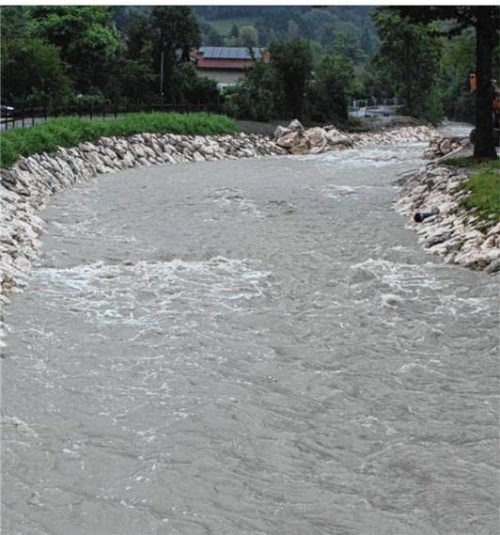 Der Steinbach in Nußdorf führte viel Wasser, erreichte aber nicht die Dammkrone. Foto Steffenhagen