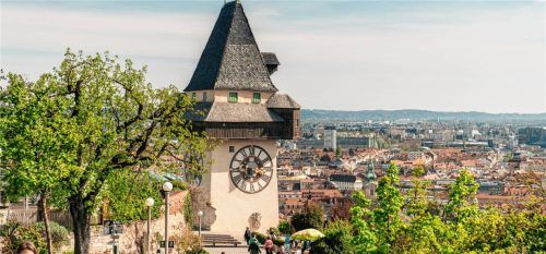 Der Uhrturm in Graz gehört zur Stadtbesichtigung dazu. Danach geht es zum Beispiel hinab in die kühlen Tiefen des Schlossbergs. Foto region graz - studio draußen