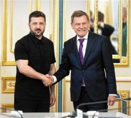 Der ukrainische Präsident Wolodymyr Selenskyj (links) mit Bundesaußenminister Johann Wadephul (CDU). Foto dpa