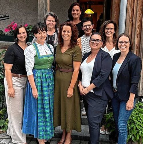 Der Vorstand der Frauen-Union Chiemgau-Nord: (vorne von links) die stellvertretende Ortsvorsitzende Katharina Diensthuber und Lea Breu, Ortsvorsitzende Carolin Beutlrock, die stellvertretende Ortsvorsitzenden Amanda Nachreiner, Magdalena Obermayer, (hinten von links) Emmy Künzner, Petra Lipp, Fanni Maier und Brigitte Egger.Foto Künzner-Hingerl