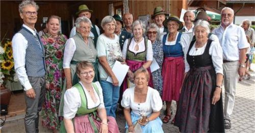 Der Vorstand mit den Geehrten – darunter auch Birgit Furtner, Kreisvorsitzende aus Traunstein (Zweite von links). Foto  Wunderlich