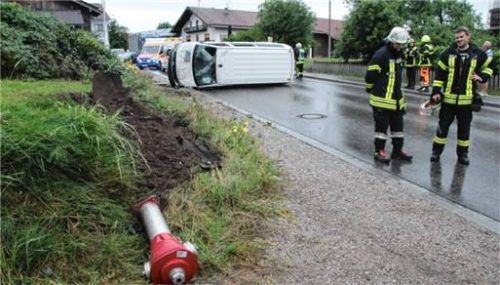 Der VW-Bus kam auf der Seite zum Liegen. Foto Reisner