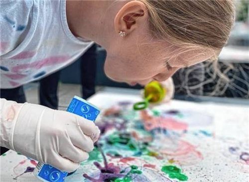Der Workshop „Kinder machen Kunst“ ist ein Angebot für junge Entdecker, das Kunst lebendig macht und spielerisch wichtige Themen unserer Zeit vermittelt.Foto  Markt Prien