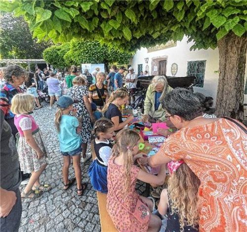 Dicht umlagert war der Basteltisch der Tauschfreunde. Foto re