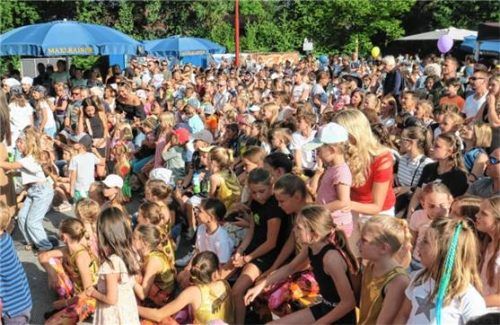 Dicht umlagert war die Hauptbühne bei den Tanzdarbietungen.