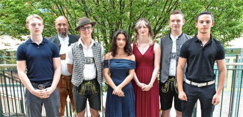 Die 1er-Schüler mit ihrem Lehrer: (von links) Malte May, Lehrer Christian Zuber, Max Wachinger, Malak Mahtouf, Leonie Rengis, Louis Kin und Jeremias Dörr-Weber.Foto Wunderlich