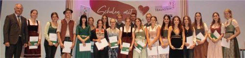 Die 20 Staatspreisträger freuen sich gemeinsam mit Schulleiter Helmut Götzinger (links) über Traumnoten. Foto Zandl